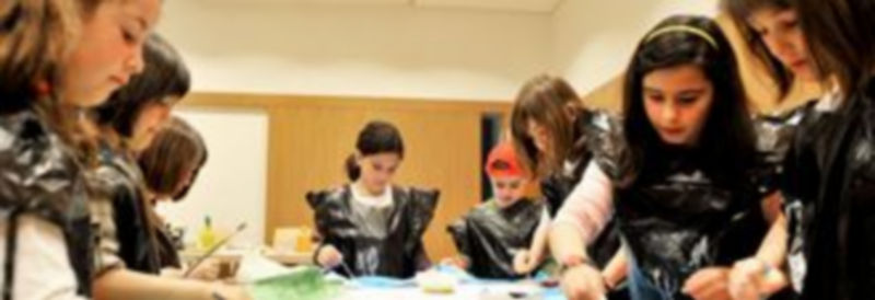 Los niños crearon ayer escudos con los colores y figuras que eligieron después de conocer su significado./Kamarero