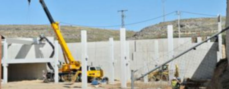 En las semanas se han levantado los pilares y los muros del perímetro de lo que será el Centro de Acuicultura. /KAMARERO