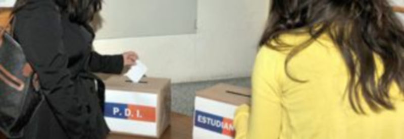 En los centros universitarios del campus de Segovia se han instalado buzones para recoger las preguntas a los candidatos./Kamarero