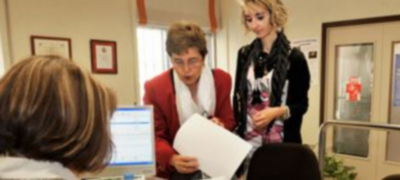 Las promotoras de la campaña de recogida de firmas entregaron ayer la solicitud apoyada por 5.401 personas./Kamarero