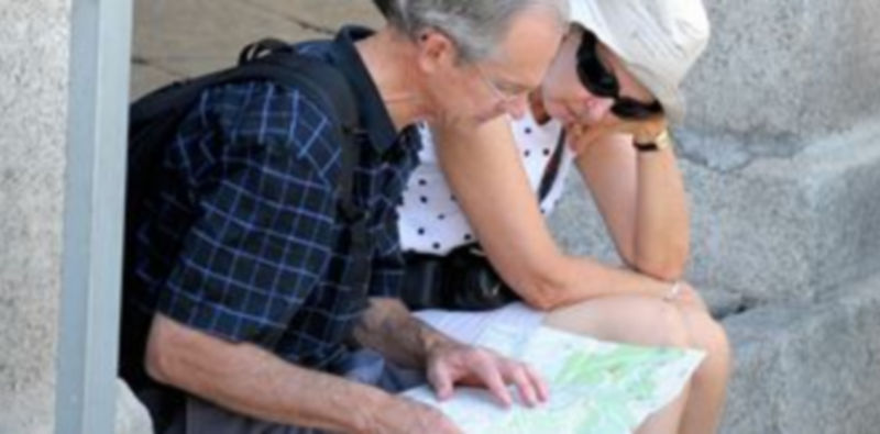 Dos turistas consultan un mapa en el centro de la ciudad. / KAMARERO