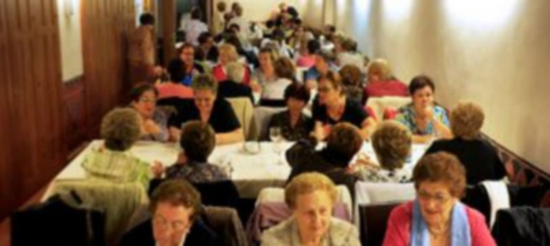 Varias socias comenzaron el curso con una degustación de chocolate en un céntrico restaurante segoviano el pasado martes. / Kamarero