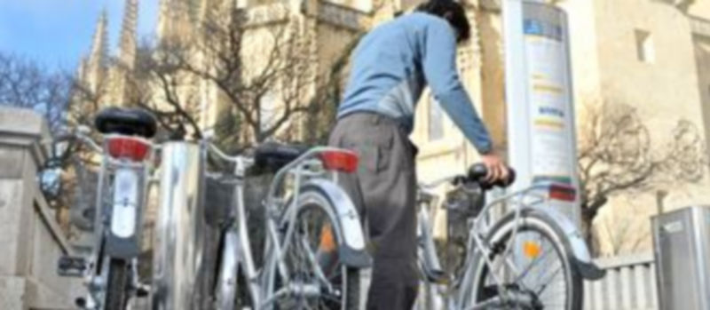 En la Plaza Mayor se ubica uno de los ocho puntos de anclaje del servicio de préstamo de bicicletas. / KAMARERO