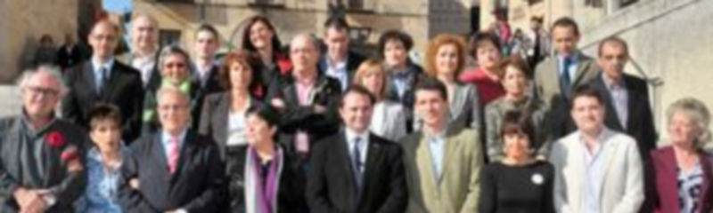 La candidatura casi al completo —solo faltó una persona— posó en las escalinatas de la Plaza de Medina del Campo./ A.K.