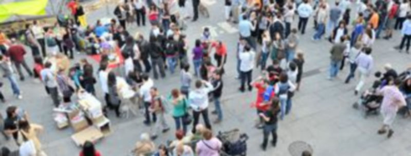 La tarde de ayer congregó de nuevo a numerosas personas en el Azoguejo. /KAMARERO