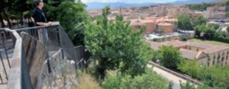 Una persona observa el barrio de San Millán desde el mirador situado en la parte superior de la ladera del Paseo del Salón. / Kamarero