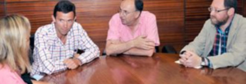 La subdelegada del Gobierno atiende a los representantes de la Asociación Provincial de Industrias de la Construcción. /E. A.