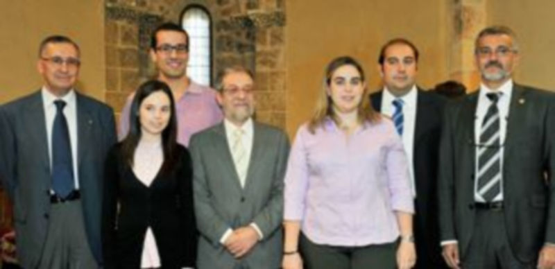 Los alumnos y profesores galardonados con el rector Marcos Sacristán. / Kamarero.