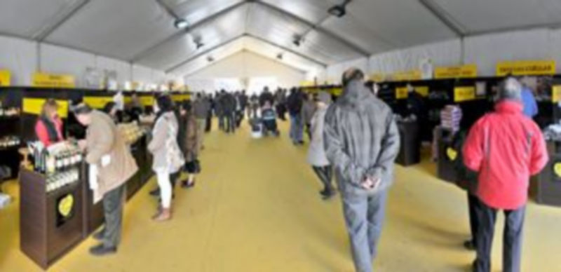 Carpa de productos Tierra de Sabor en la edición de 2011 de la Semana de Cocina Segoviana que organiza la AIHS. / Kamarero