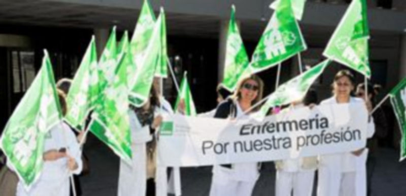 Un grupo de enfermeras se concentró en el hospital para hacer valer el tiempo que dedican a los cambios de turno. / Kamarero.