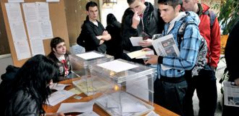 Estudiantes participando en las elecciones celebradas el 4 de mayo de 2010 en el campus de Segovia. / Kamarero