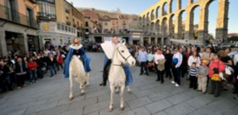Dos heraldos a caballo anunciaron el pregón de la Semana Santa por las calles del centró de Segovia. / Kamarero.