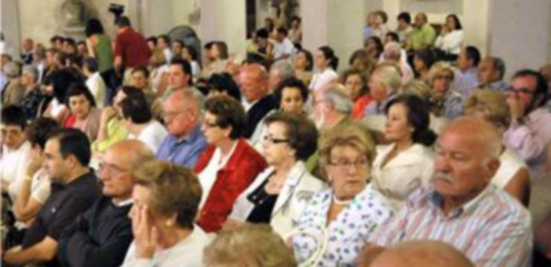 Imagen de público en el patio de Armas del Alcázar