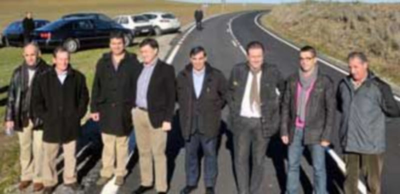 Representantes de la Diputación y de los dos ayuntamientos visitaron ayer las obras que se han completado. / Kamarero