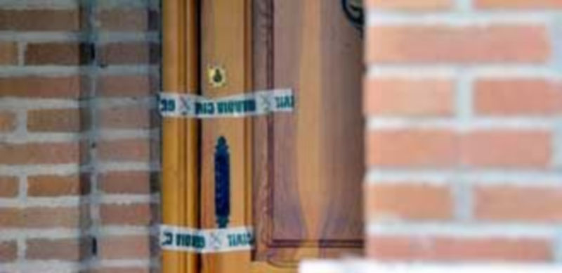 Imagen de la puerta de entrada a la vivienda de Rosa María de Andrés