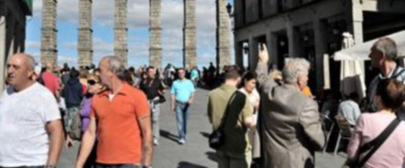 Imagen de la Avenida Fernández Ladreda llena de turistas el pasado puente de la Virgen del Pilar. / Kamarero