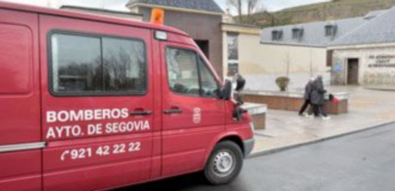 Los bomberos de la capital permanecían en la tarde de ayer en la Ceca para vigilar el caudal del río. / Kamarero