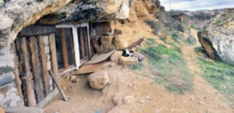 Aspecto que presentaba la cueva de El Tejerín solo dos días después de haberse encontrado en su interior el cuerpo sin vida de Valentín. / Kamarero