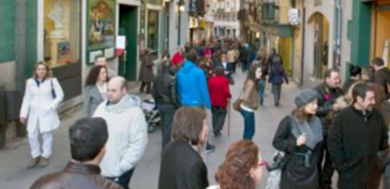 Imagen de archivo de una calle comercial en la capital segoviana. / Kamarero