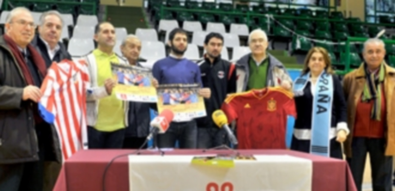 Los representantes de los clubes participantes muestran los carteles y algunos de los regalos que se sortearán hoy. / Kamarero