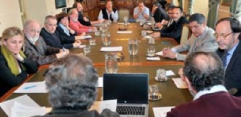 El jurado se reunió ayer en la Sala de la Biblioteca del Ayuntamiento de Segovia. / Kamarero