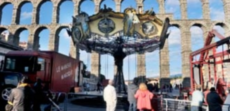 Las labores de montaje del carrusel se iniciaron ayer por la mañana y espera estar completado mañana por la tarde o el viernes por la mañana. / Kamarero