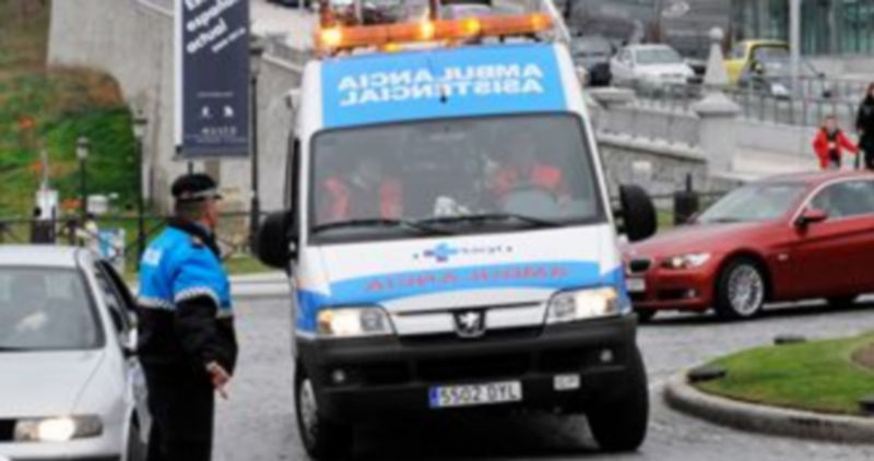 Un vehículo de emergencias sanitarias circulando por Segovia./Kamarero