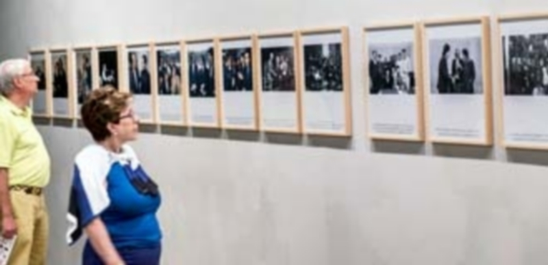 La exposición sobre Paco de Lucía en La Alhóndiga es un recorrido fotográfico con imágenes de Paco Manzano. / Kamarero
