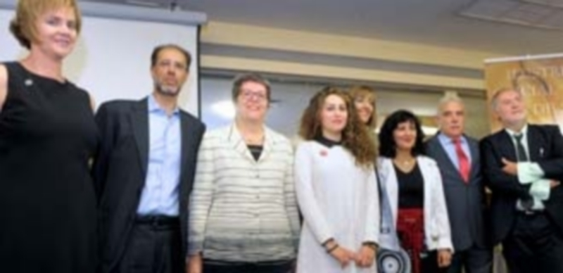 Foto de grupo con los médicos que recibieron los Premios de Reconocimiento Científico y el ‘José Ángel Gómez de Caso’. / Kamarero