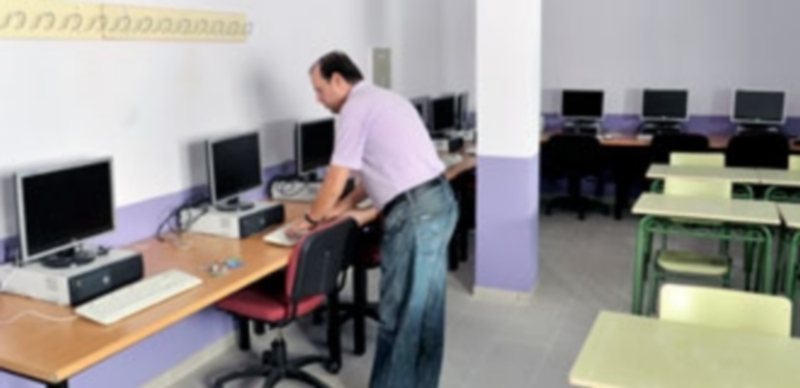 El instituto La Albuera es uno de los cuatro centros de Segovia que participa en el programa Aula-Empresa. / Kamarero