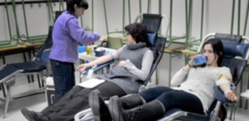 Los centros educativos son uno de los principales puntos de captación de jóvenes donantes de sangre. / Kamarero