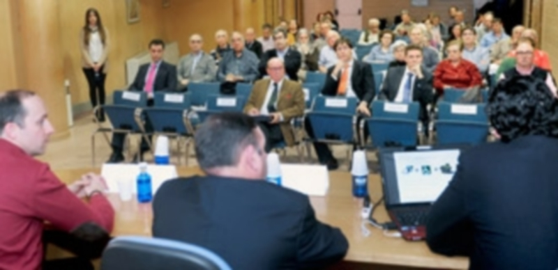 La Jornada tuvo lugar en el salón de actos del Centro Social de La Albuera. / Kamarero