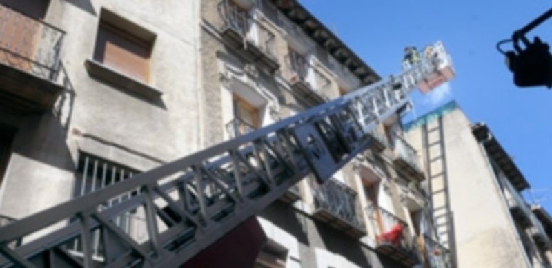 Las dificultades de acceso a algunas zonas de la muralla obligaron a solicitar la colaboración de los bomberos. / Kamarero