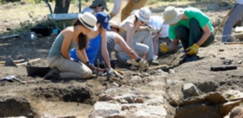 Profesionales en el campo de la arqueología trabajan durante la mañana y la tarde en el yacimiento. / Kamarero