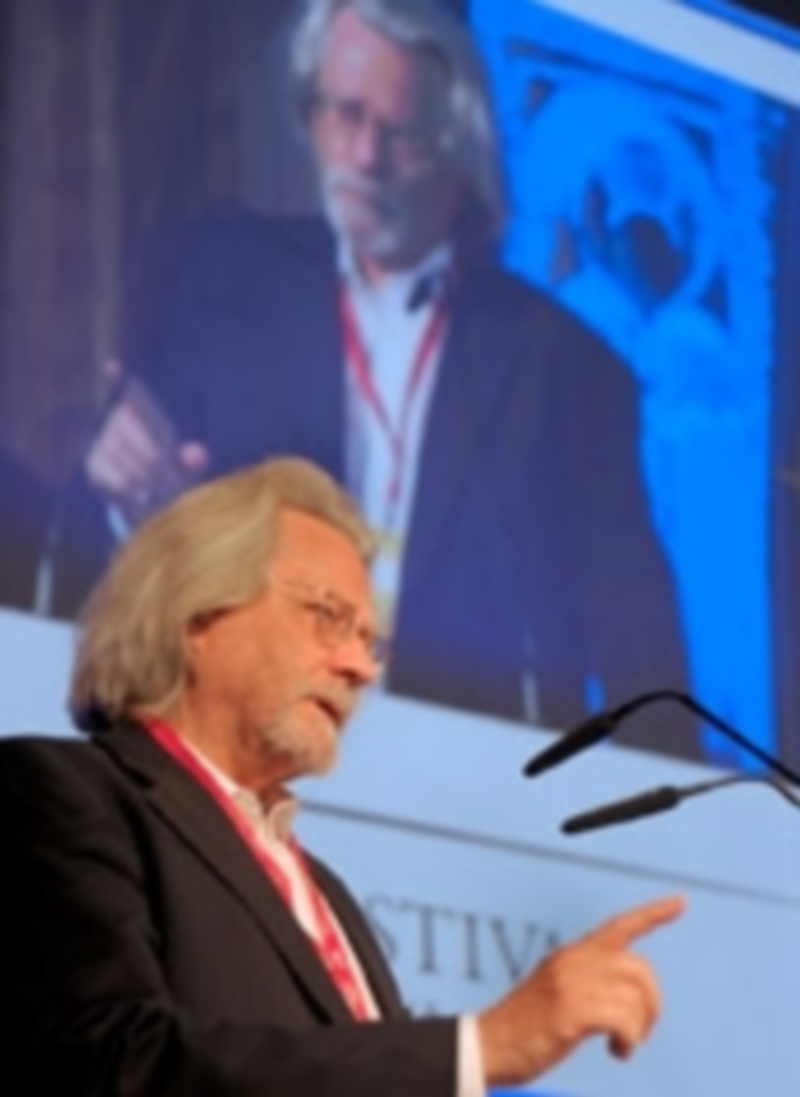 El filósofo reflexionó sobre los tiempos difíciles en los que vive la sociedad. / Kamarero