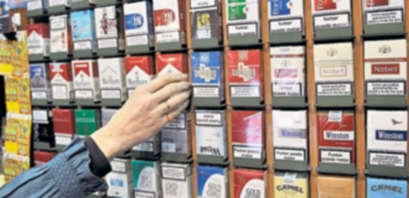 Los cigarrillos siguen siendo el producto más demandado en los estancos. / Kamarero