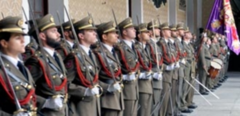 Artilleros en formación en una acto institucional celebrado recientemente en la Academia. / Kamarero