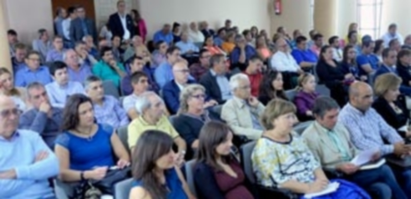 Los alcaldes llenaron el salón de plenos de la Diputación para participar en la jornada informativa./KAMARERO