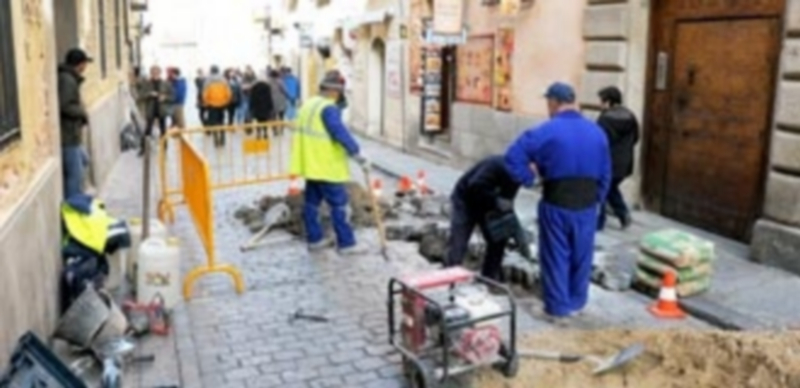 AVRAS reclama la reurbanización del eje Marqués del Arco-Daoíz 1 Un hundimiento en la calle Marqués del Arco obligó al Ayuntamiento a una reparación de urgencia. / KAMARERO