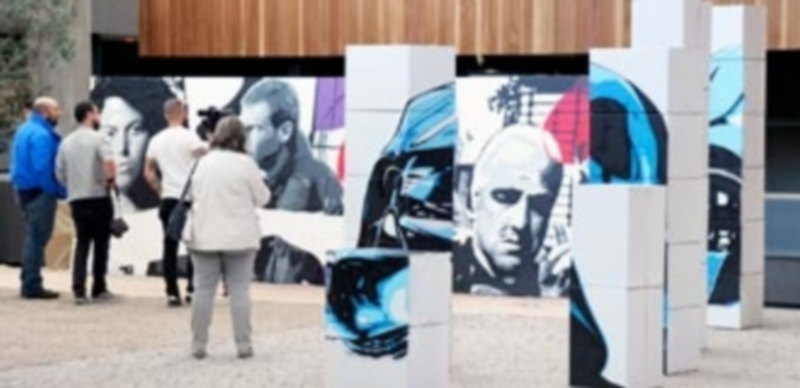 Pablo Sánchez y Sergio Jiménez (Graffiti Media) crearon en directo en el campus un mural dedicado al cine y jugaron con una escultura de 'Star Wars'.  / KAMARERO