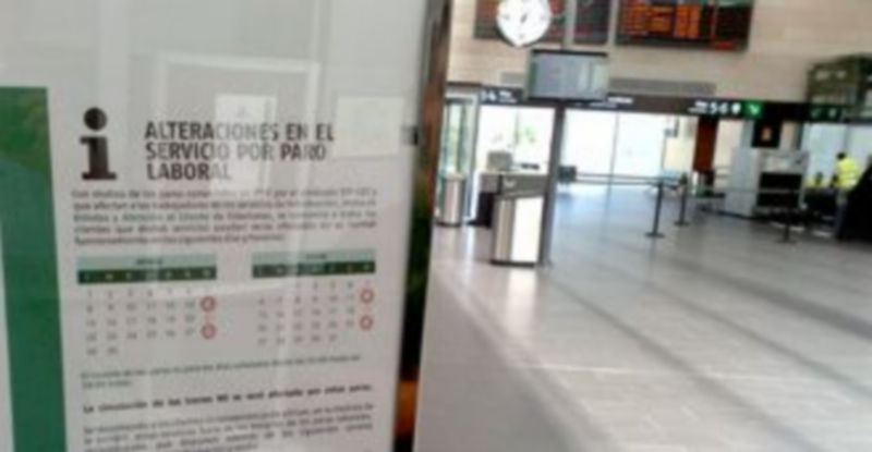 Un cartel indicaba a los usuarios las incidencias que se producen debido a la huelga convocada por algunos sindicatos. / E. A.