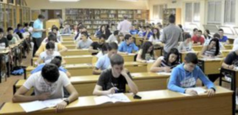 Imagen de un grupo de estudiantes realizando en Segovia las pruebas de acceso a la Universidad./ Kamarero.