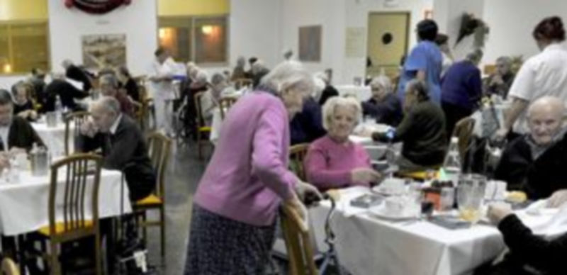 Internos de la Residencia Asistida de Segovia durante una celebración en las pasadas Navidades. / Kamarero