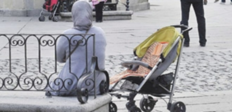 Una mujer extranjera disfruta del tiempo de ocio en una de las plazas de la ciudad. / Kamarero
