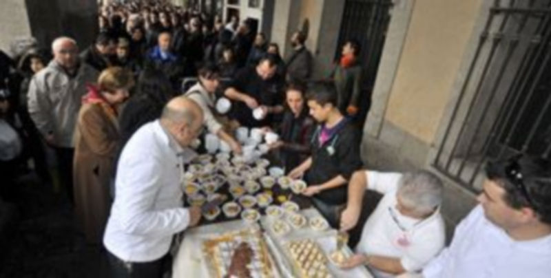 Reparto del dulce creado para los 25 años