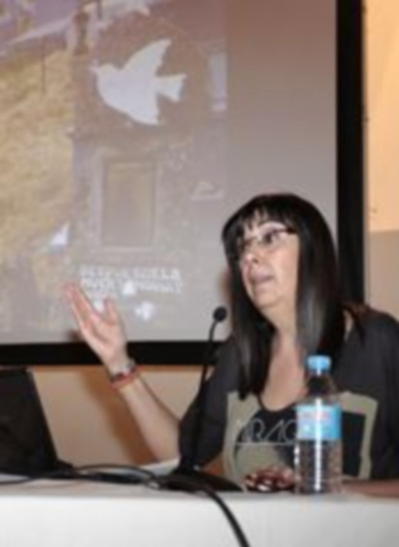 La escritora ilustró su conferencia con algunos ejemplos de epitafios encontrados por ella en su investigación. / J.Martín