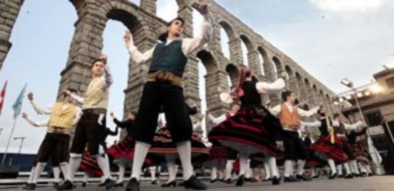 El grupo segoviano abrió la ronda de actuaciones en el escenario instalado en el Azoguejo. / Lara Mazagatos