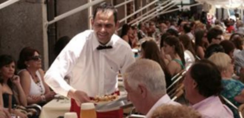 Las terrazas son punto de encuentro de  los turistas durante el verano. / l. M.