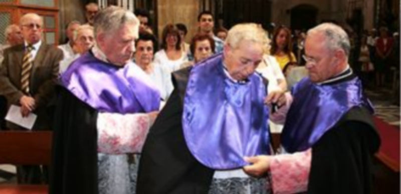 Momento en el que los padrinos imponen a Inocencio Martín el traje coral que visten los que forman parte del Cabildo. / L. M.