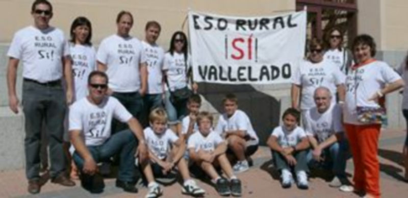 Padres y alumnos de Vallelado presentaron sus reivindicaciones ante la Dirección Provincial de Educación. / Lara Mazagatos